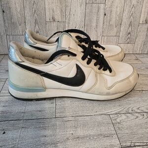 Nike Cream and Black Casual Sneakers